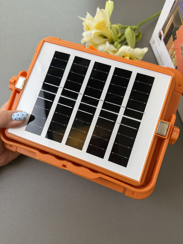 چراغ خورشیدی سولار Solar LED Light اورجینال با پاوربانک | 288 لامپ ضدآب 1000 وات مناسب باغ، ویلا و قطعی برق کد M30001